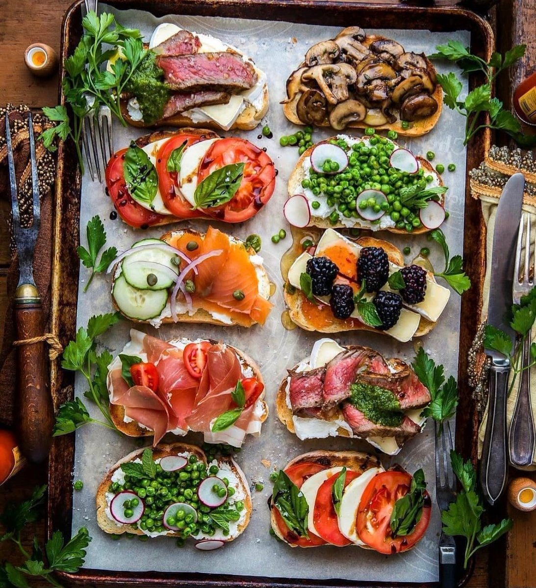 A toast party is a good idea to celebrate the new year! 🥂⁠
.⁠
.⁠
.⁠
📷 @cleaneatguide