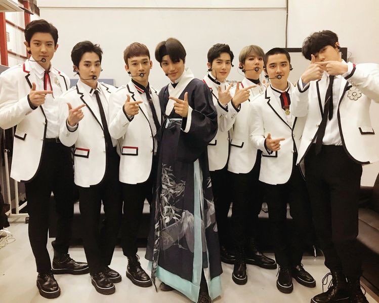  #EXO   group photos that are lowkey forgotten -small thread