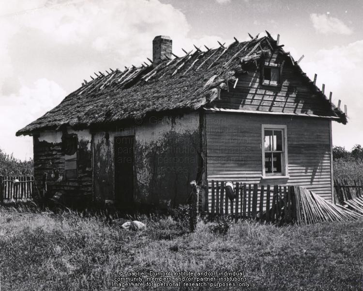 Stuthefarmer's tweet photo. Old thatched house at Gabriel's Crossing on the South Saskatchewan River. 1960s.  From https://t.co/9UaHkmtS0F.  #Prairies #PrairieHomes #PrairiePeople https://t.co/u6w2WcNjq1