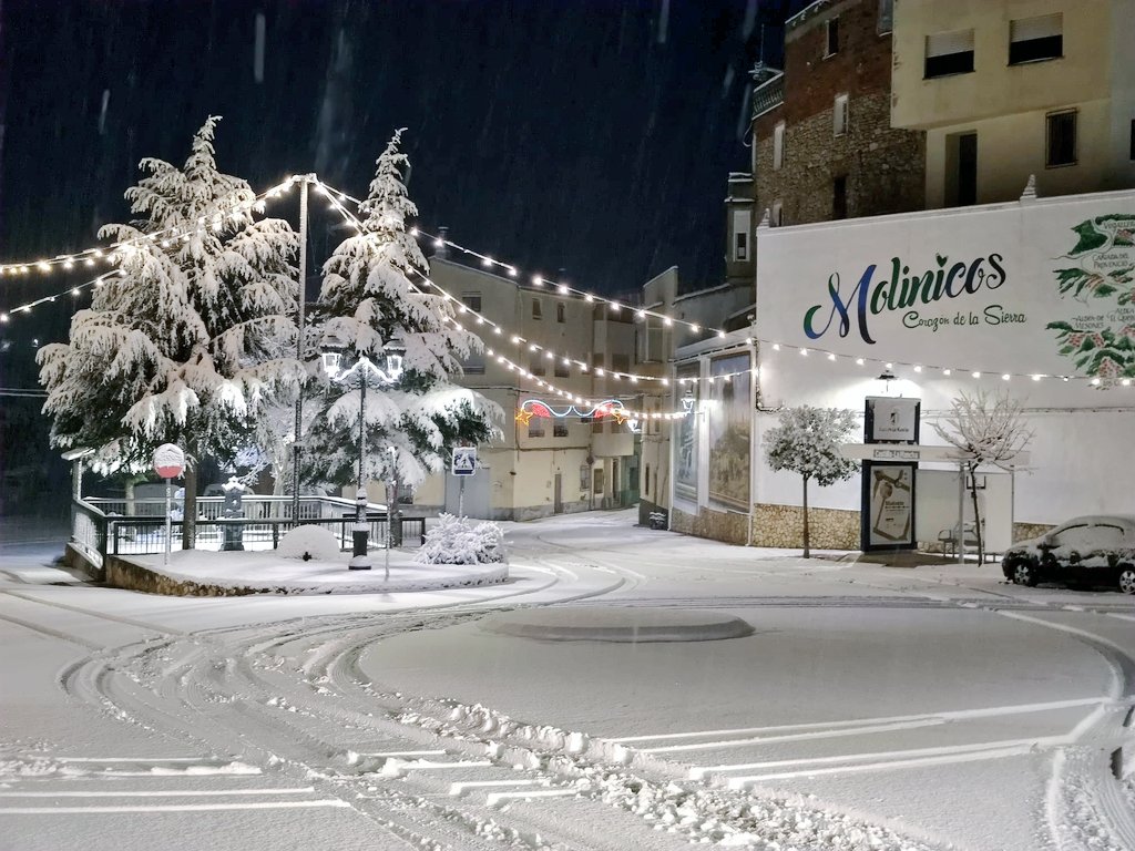 🏡☃️La nevada en Molinicos, hace 24 horas (Plaza de la Constitución). #Albacete #meteoAB #Nieve #BorrascaFilomena

© Raúl