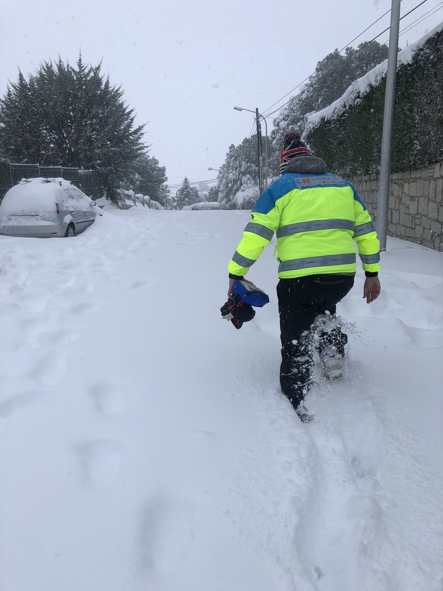 docpolen's tweet photo. Quiero dar las gracias a David, un vecino de Algete, que no ha dudado en llevar a sanitario con su 4x4 para que pudieran rescatar a una paciente con fractura en urbanización inaccesible, y trasladarla al CUE donde sin descansar más de 36h la han atendido excelentemente #SUMMA112 https://t.co/zPSbjsp1om