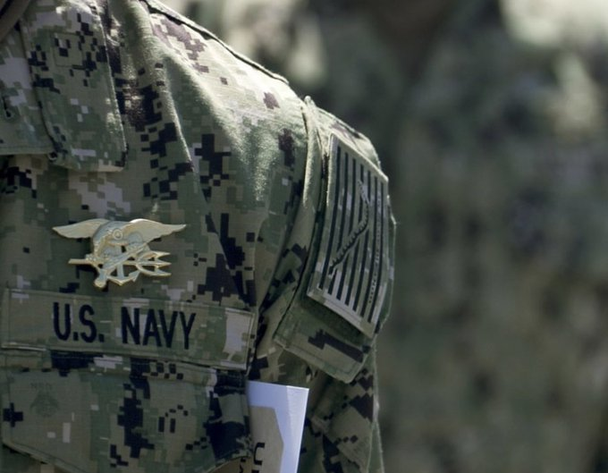 Une fois avoir passé tout cela, vous êtes enfin décoré du trident des Navy SEALs. L’aigle représente le secteur Aérien. Le fusil le secteur Terrestre. L’ancre le secteur maritime. Le tout représenté par le Trident de Neptune.