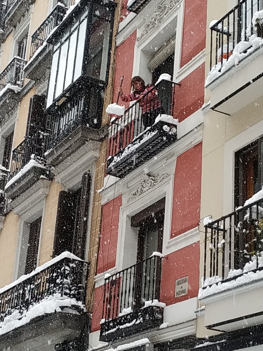 PodCastizo's tweet photo. ¡¡Nieve vaaa!! Con mucho cuidado para no lastimar a los viandantes, como hace esta señora, pero es una buena medida retirar la nieve de balcones y cornisas.
❄️🌨️☃️
#Madrid #NevadaMadrid #MadridNevado #NieveenMadrid #SnowinSpain #Spain #Filomena #NieveEnEspaña #NevadaEnMadrid https://t.co/xwuzmyORwL