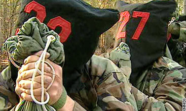 Enfermés dans une cage, en caleçon, vous devez rester debout, sinon vous mangez un sceau d’eau glacé, et si la personne à côté de vous s’asseoit, vous mangez également. Des cris et de la musique forte passe en boucle, et, vous êtes ensuite sorti de votre cage, et installé sur une