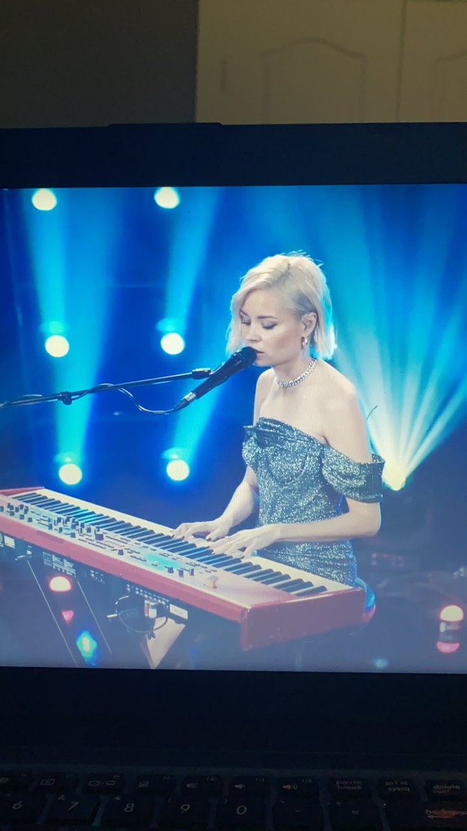 L0ONYLOUIS's tweet image. liam THANK YOU for introducing us to @ninanesbitt SHE’S AMAZING @LiamPayne #LPSHOWFINALACT