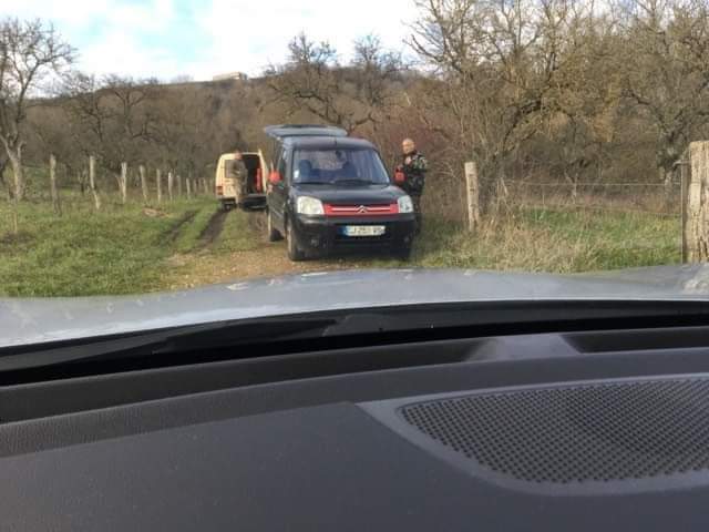 FranceAOC's tweet photo. ⚠️ Ce qui s'est passé à Pont-Saint-Vincent aujourd'hui est inadmissible ! ⚠️
Ce jour, mon oncle entend les hurlements de détresse d'un animal,   de mon pré, situé ds un quartier résidentiel &amp; entouré de maisons d'habitation avec enfants... 
#LaChassecestDegueulasse
#StopCruauté https://t.co/kHQU03Hiwk