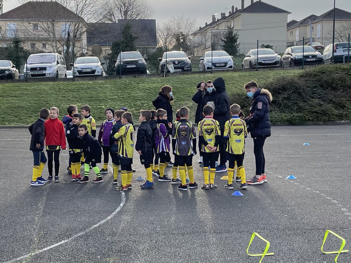 SerreStephane's tweet photo. Très bons moments d’échanges ce matin avec l’école de rugby de @MalemortXV 
Malgré le froid, beaucoup d’enfants sont présents avec le sourire 😀 
Félicitations à tous les éducateurs et responsables de l’école de rugby 👍🏼 #malemort @laurentdarthou @clara_pascale @nadine_picon https://t.co/rUno3Nd2qT