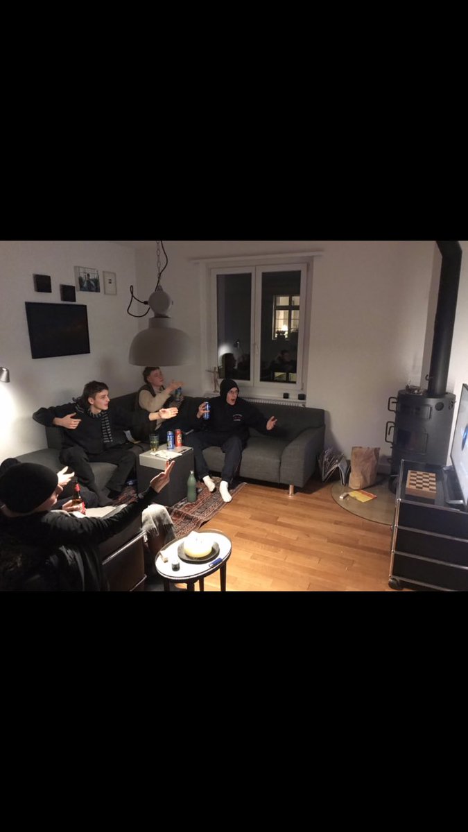 JoniSCIEsperia's tweet photo. #ranNFL Samstag Abend ist NFL Abend. Cool, wir lieben die NFL. ❤️ https://t.co/itDgq4Pvtt