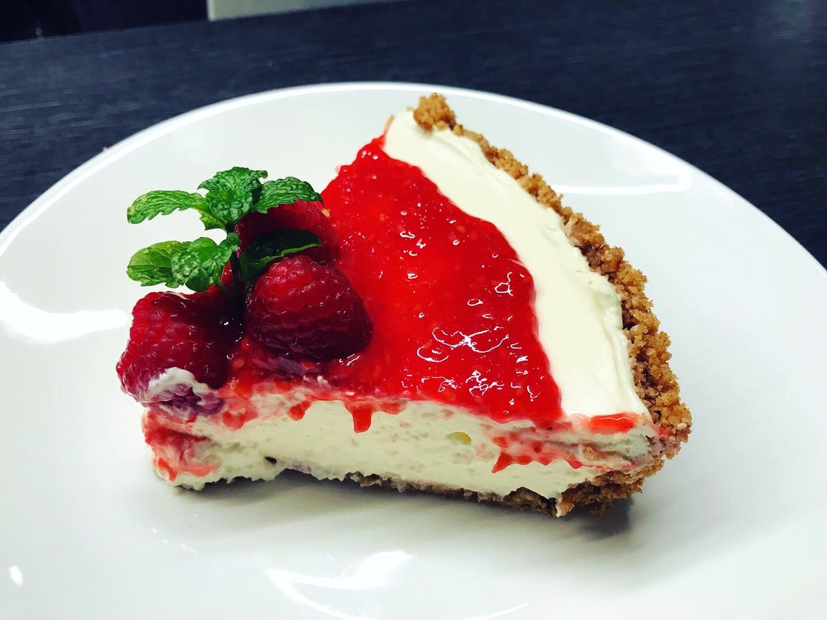 SmearedApron's tweet photo. Son of a mother that was good cheese 🍰 😋😋!! @sarah_kantor thanks for this heaven on a plate 🙌🏾! Will definitely try this from @sallysbakingaddiction ❤️❤️!! #sweets #smearedapron #weekendeating #lecker #simplepleasures #easypeasy #foodie #sweettoothgalore #dontcrowdme https://t.co/CzxN5S98zF