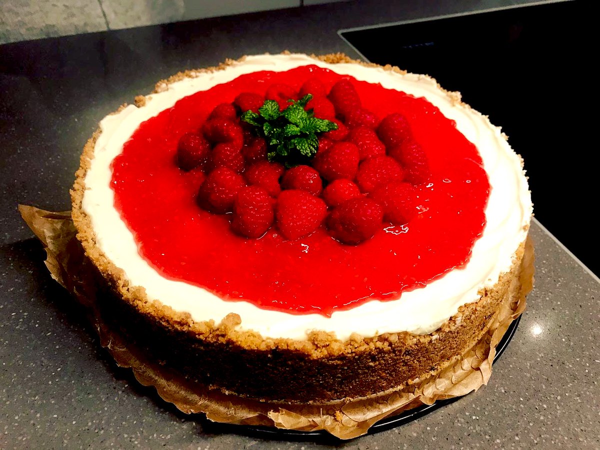 SmearedApron's tweet photo. Son of a mother that was good cheese 🍰 😋😋!! @sarah_kantor thanks for this heaven on a plate 🙌🏾! Will definitely try this from @sallysbakingaddiction ❤️❤️!! #sweets #smearedapron #weekendeating #lecker #simplepleasures #easypeasy #foodie #sweettoothgalore #dontcrowdme https://t.co/CzxN5S98zF