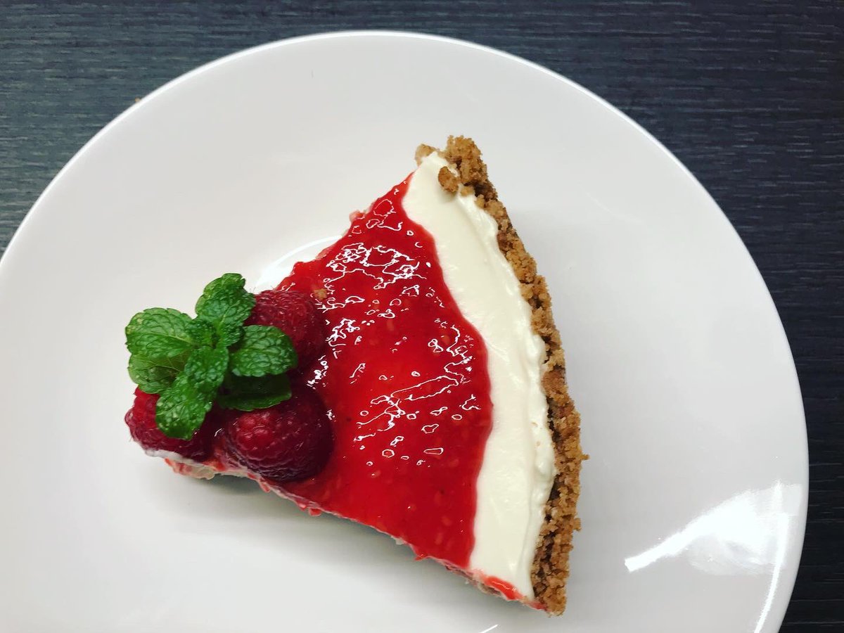 SmearedApron's tweet photo. Son of a mother that was good cheese 🍰 😋😋!! @sarah_kantor thanks for this heaven on a plate 🙌🏾! Will definitely try this from @sallysbakingaddiction ❤️❤️!! #sweets #smearedapron #weekendeating #lecker #simplepleasures #easypeasy #foodie #sweettoothgalore #dontcrowdme https://t.co/CzxN5S98zF