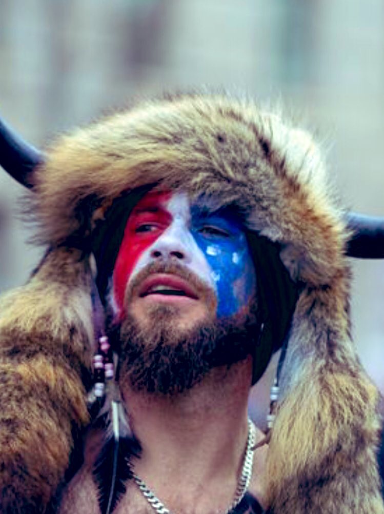 Arrestato Jake Angeli il pagliaccio di Capitol Hill.
La cosa più irritante che l’abbiano definito “sciamano”. Gli sciamani, per chi ha letto Castaneda, hanno introdotto alla conoscenza di stati di realtà non-ordinaria.
Accostare quella chiavica allo sciamanesimo è blasfemia.