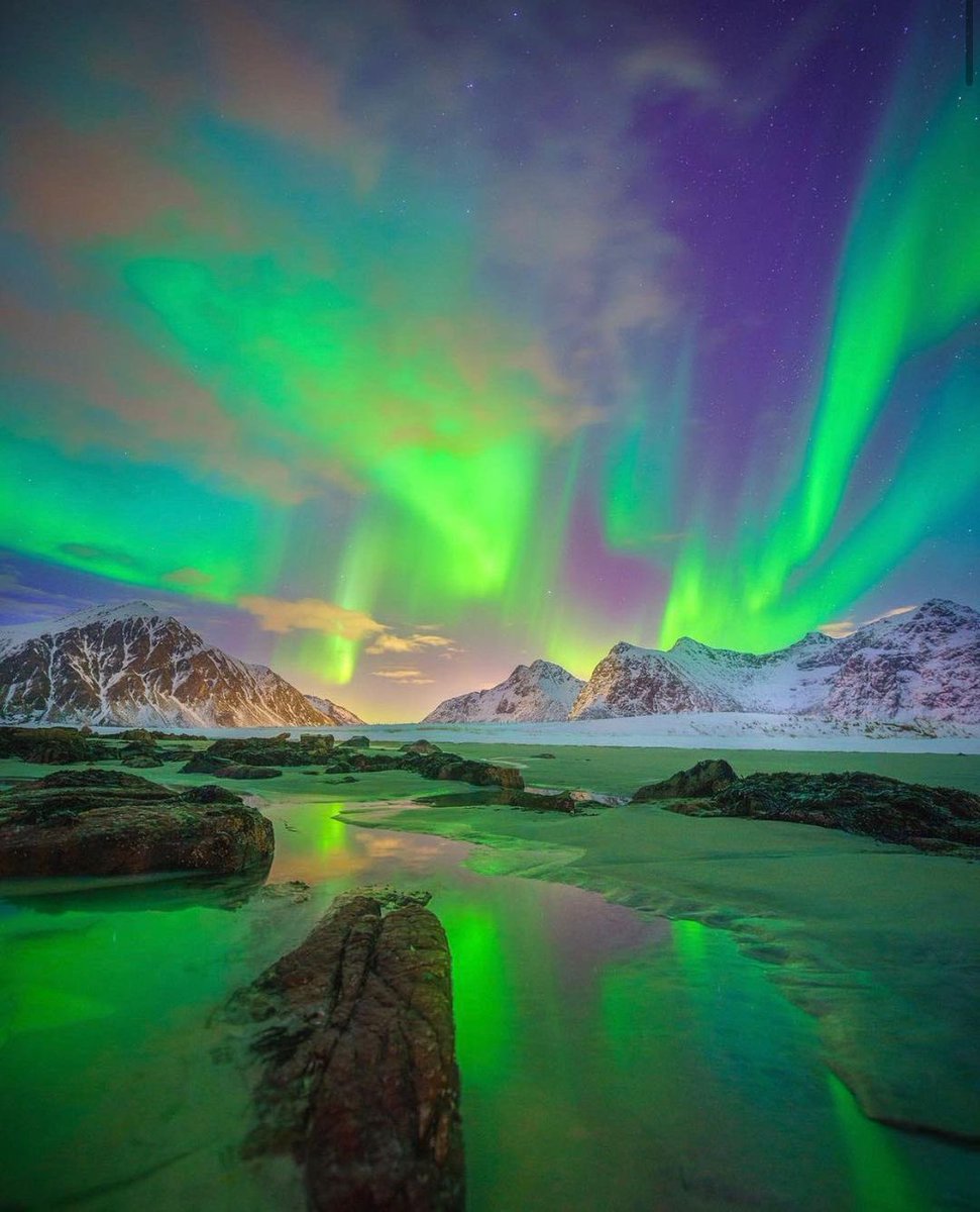 Sevdiğinle Kuzey Işıklarını izlemeye git.