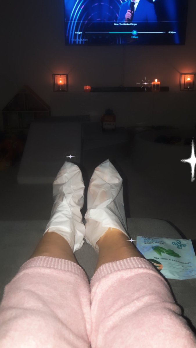 Jayneyclarkyy's tweet photo. Giving my feet a pamper , they deserve it after 5 runs this week #SelfCareSaturday #feetpack #teetreeandpeppermint https://t.co/NbG1EeAsTa