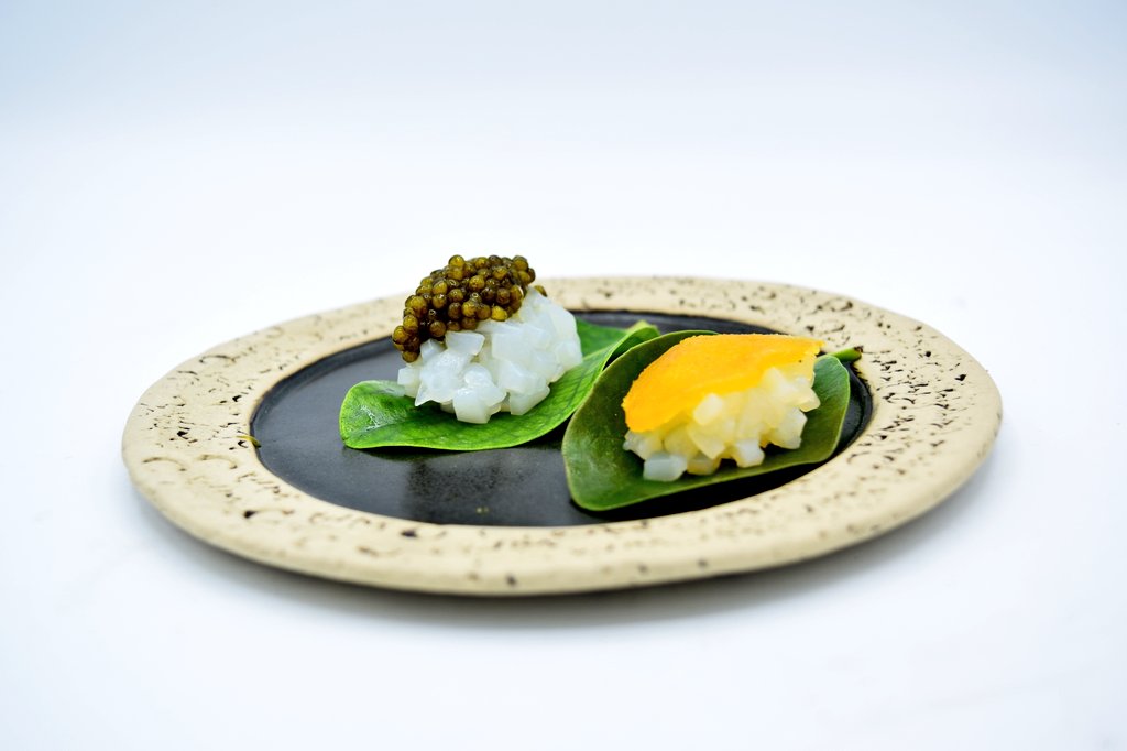 lmgastronomia's tweet photo. #Nigiri de #Calamar y #Caviar
#NigirideCalamar y #Botarga

#Maki #Causa de #Salmón , 
#Mayonesa de #Rocoto 
y #Kizami

#Ceviche de #Corvina #Salvaje , 
#LechedeTigre de #Granada , 
#Choclo y #Chips de #Boniato

#Pakta
#NachoDomenech
#elBarriFamily
#PaktaRestaurant #elBarri https://t.co/lAxI1f9QmP
