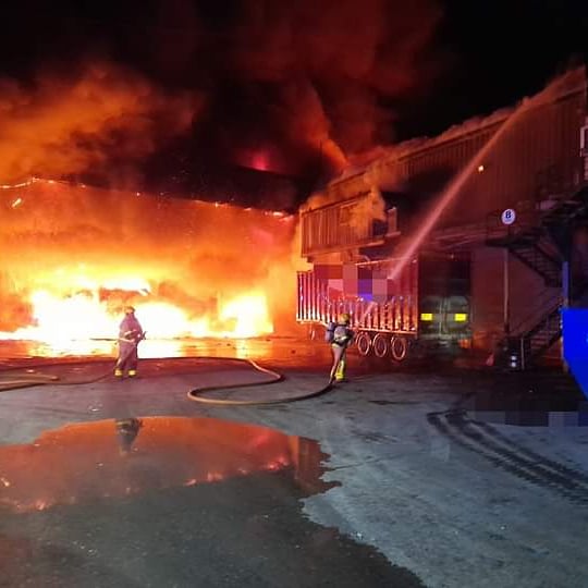 Reports from DFB that 8 units are currently attending a large fire at Thortons recycling plant on Killen Rd, Ballyfermot. Ballyfermot, Drimnagh, Inchicore keep windows closed <a href="/FM104/">FM104</a> <a href="/98FM/">98FM</a> <a href="/DubFireBrigade/">Dublin Fire Brigade</a> <a href="/DubCityCouncil/">Dublin City Council</a>