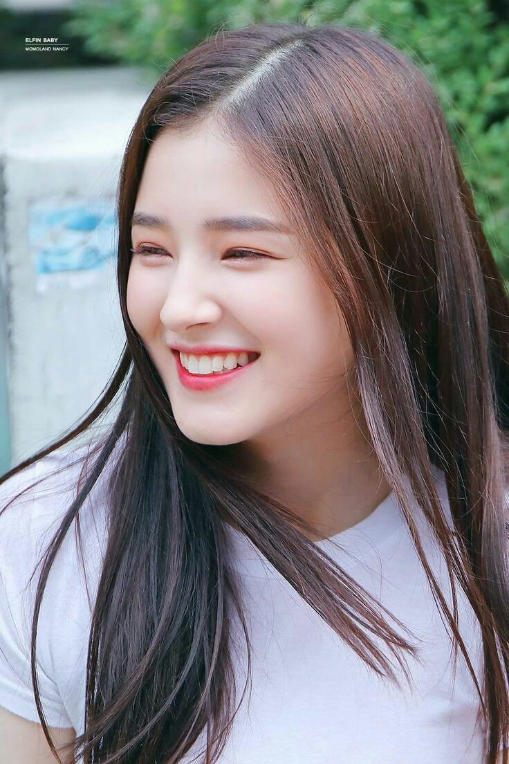 tantasrosas's tweet photo. un trabajador de la empresa de Nancy de Momoland a filtrado fotos de ella en vestidores cambiándose de ropa por un grupo con más de 500 personas. Nancy es menor de edad en Corea. Por favor twitteen cosas lindas con su nombre y ayudemos a limpiar búsquedas. #OurRainbowNancy https://t.co/XOt1YRE34R