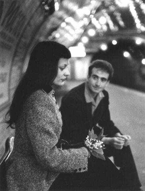 literlandweb1's tweet photo. "El verbo amar es difícil de conjugar:
su pasado no es perfecto, su
presente es sólo indicativo y
su futuro siempre es condicional".
Jean Cocteau
📷Robert Doisneau https://t.co/TlynIRj0nq