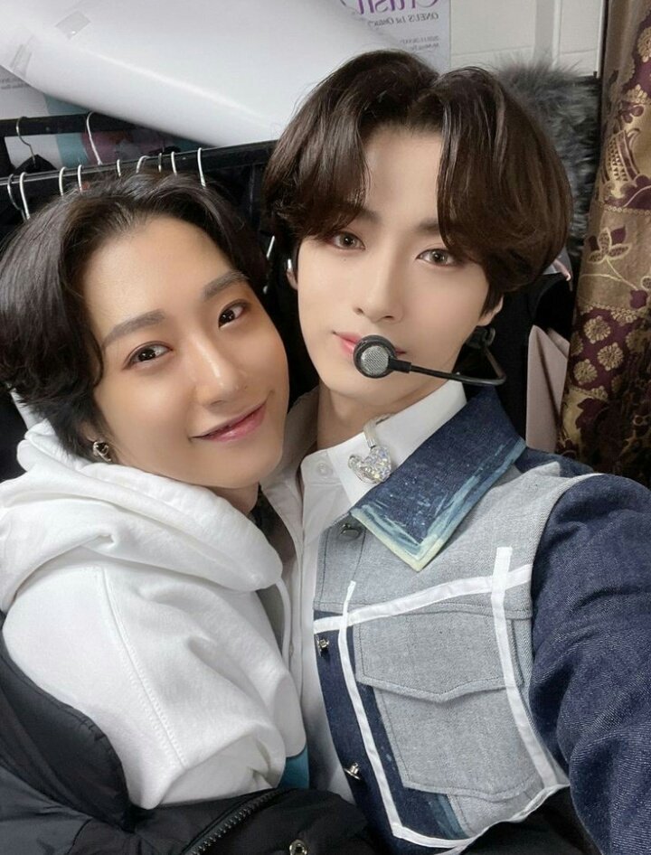 x1Limx1's tweet photo. ❤️⚡ FELIZ CUMPLEAÑOS A LOS GEMELOS MÁS HERMOSOS Y TALENTOSOS. LOS AMO MUCHO⚡❤️
#동명 #0110_DONGMYEONG_DAY
#OurSunDongmyeong #ONEWE
#별보다_빛나는_동명아_생일축하해
#시온 #투문의_자랑_손시온_생일축하해
#PRINCE_XION_DAY #ONEUS #XION
#DONGMYEONG @official_ONEUS 
@official_ONEWE https://t.co/WvnppYfQBm