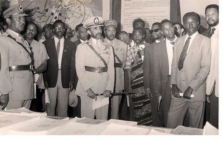 tito_mboweni's tweet photo. Can you identify someone whose name you know in this picture? And where was this picture taken? https://t.co/U8xdnMuZ4K