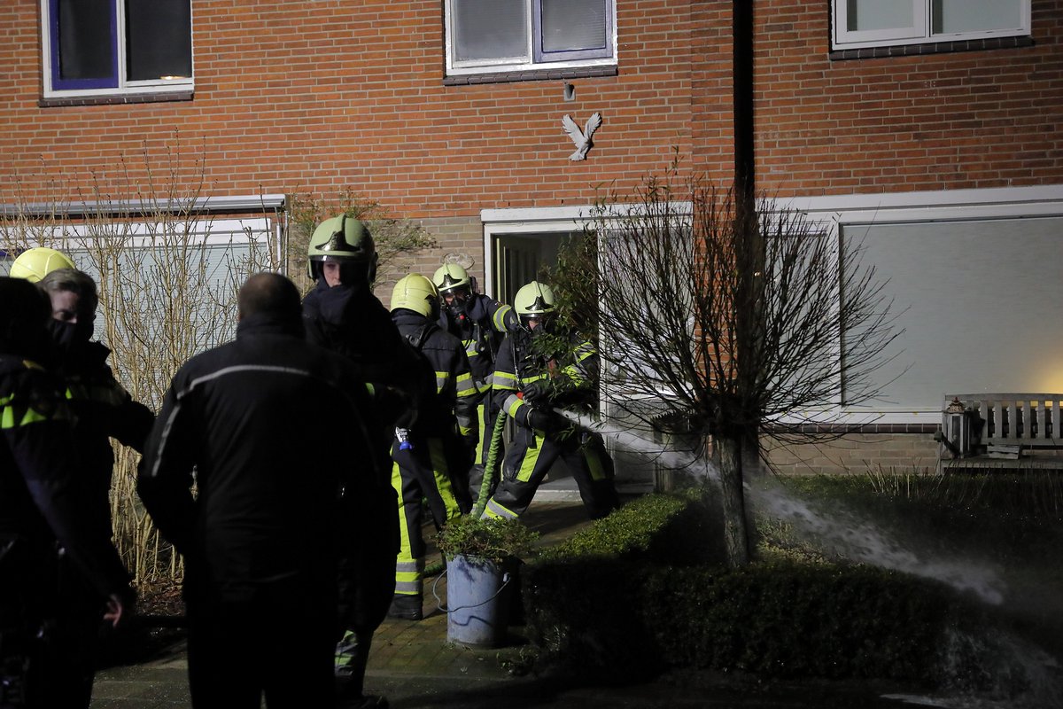 Veel rook bij woningbrand aan de Kuiperssingel in Drachten -.