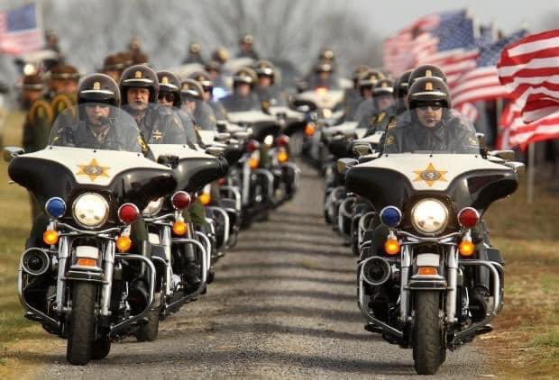 ILStatePolice's tweet photo. January 9th is National Law Enforcement Appreciation Day. Thank you to all of the men and women who serve and protect each day across this country. We appreciate your support!  🚔🇺🇸 

#thankyou #police #NationalLawEnforcementAppreciationDay #LEAD2021 https://t.co/wLxKmuLSV9