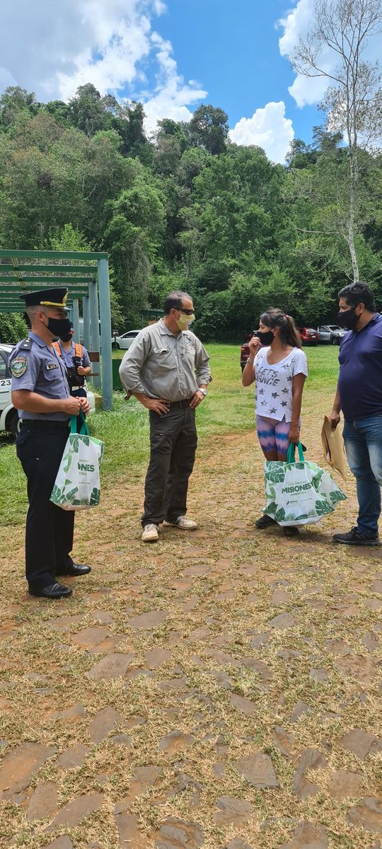 vanninavera's tweet photo. #saltosdelmocona jornada de trabajo en conjunto con la policía de Misiones, la municipalidad de El Soberbio y operadores turísticos locales, a fin de garantizar el protocolo vigente en el parque.
#todostenemosmisiones
#sentiteencasa https://t.co/vTLTdFYF2Y
