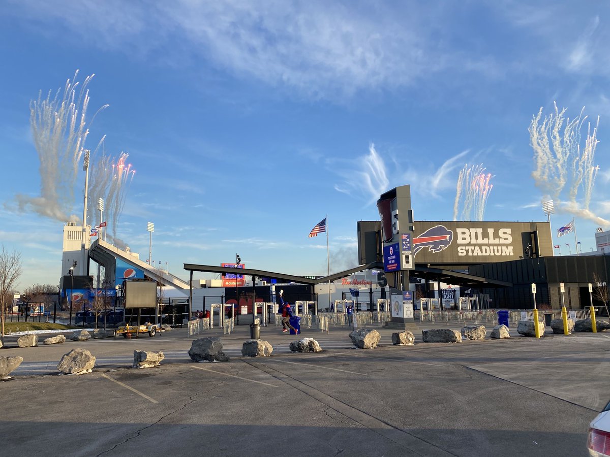 JeffRussoWKBW's tweet image. #Bills win and the celebration at the stadium begins!! ⁦@WKBW⁩ #BillsMafia