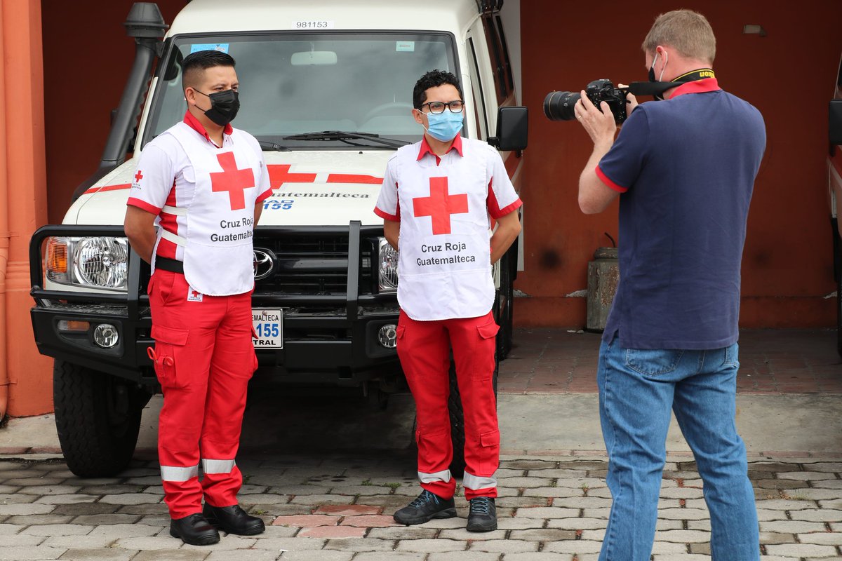 andrs_lemus's tweet photo. Sin importar la hora ni el día, en #CruzRojaGT siempre estamos activos 🚑 Hoy estuvimos en entrevista con medios internacionales 🌎 https://t.co/fuqP0czccA