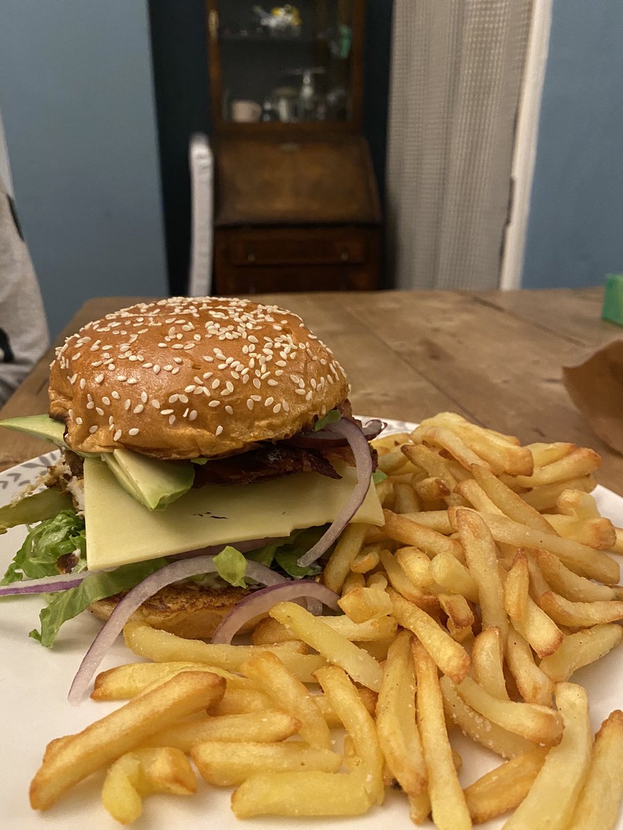 JoshuaBrew's tweet photo. @ratemyplatenow katsu burger fakeaway by Jess https://t.co/ynUdXo1piQ
