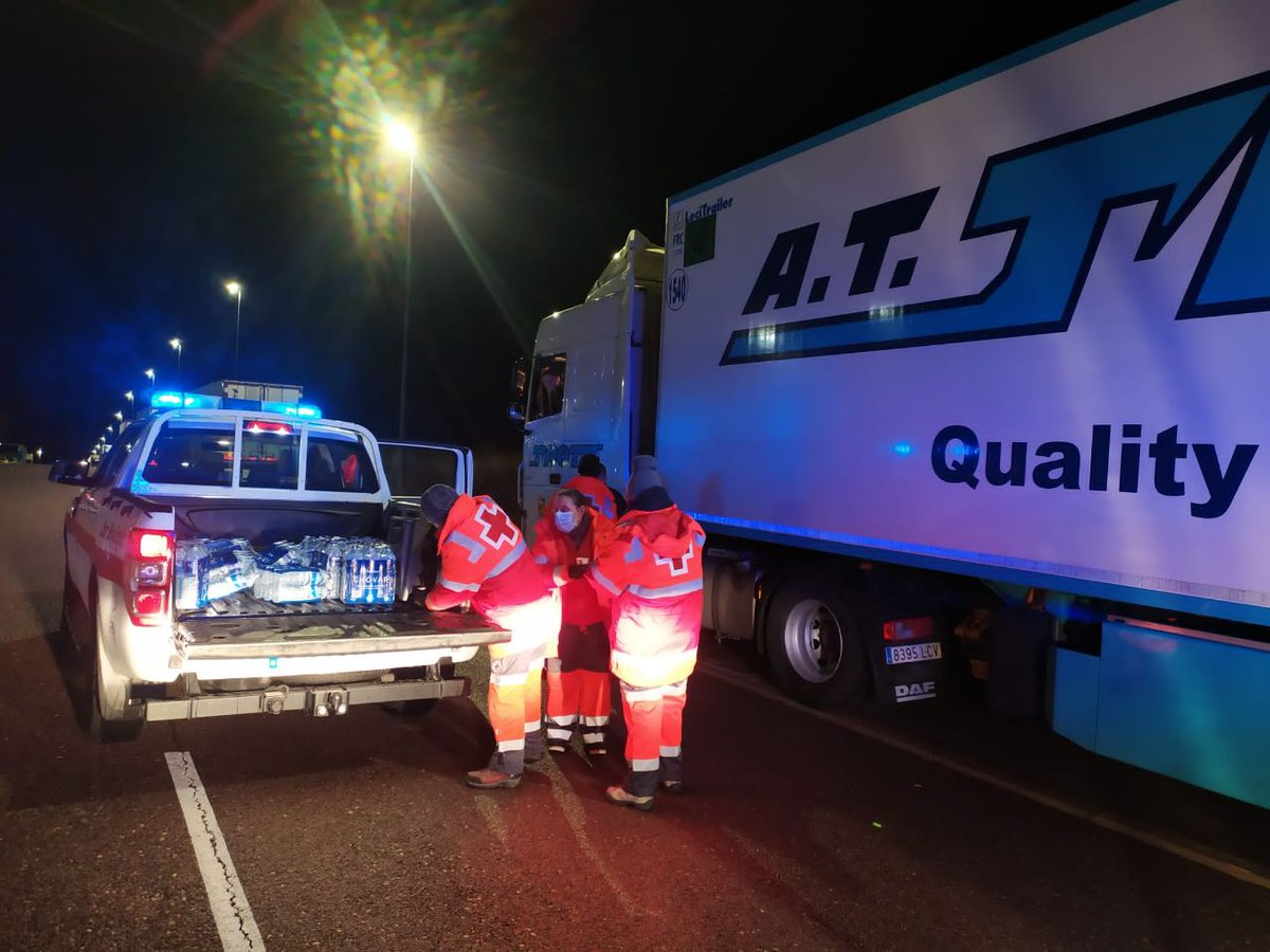 CruzRojaCS's tweet photo. 22:23h y seguimos❤
Polígono La Esperanza 📍
Atención y avituallamiento a l@s camioner@s 🚨

@CRE_Emergencias @SubdelCastello @CruzRojaEsp https://t.co/FDNmNpbEgl