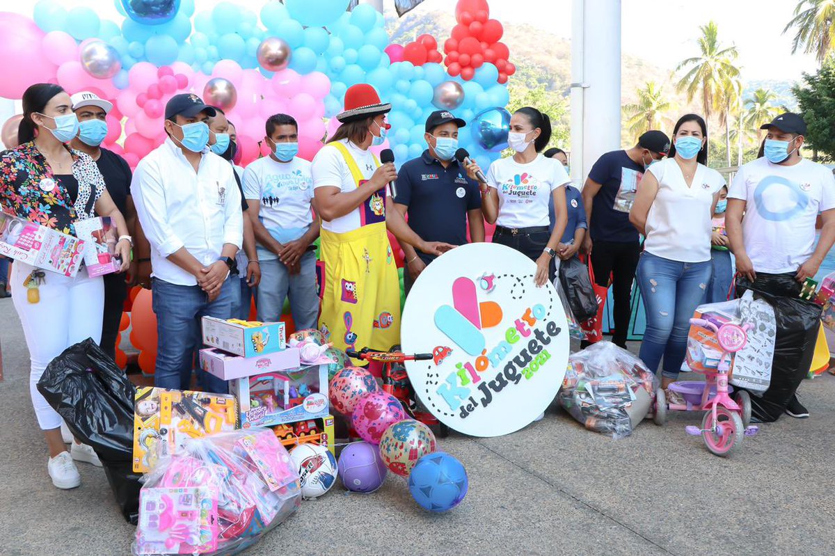 LFSalasR's tweet photo. Nuevamente el #EquipoCAPAZ nos unimos al #DIF y #EstereoVida para contribuir con varios metros a este kilómetro de alegría y diversión para los niños de #ZIHUA la #CiudadDeTodos.
#KilometroDelJuguete https://t.co/g13lETGBke