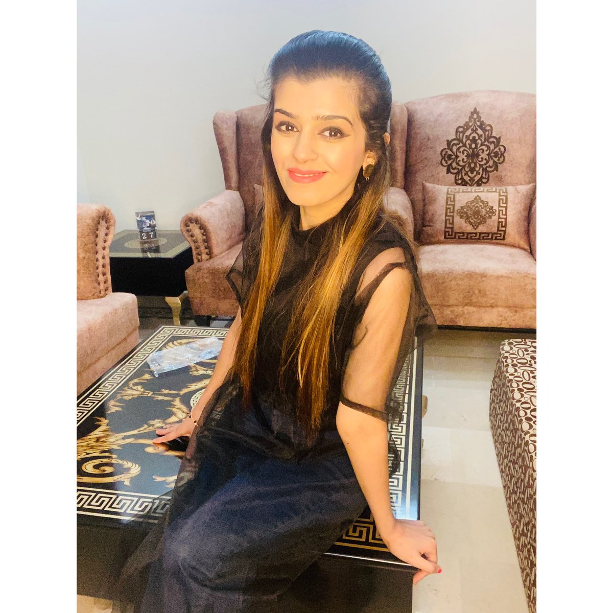 AashChughtai's tweet photo. Selfie for the #blackout people out there 🤗 https://t.co/ePgWmNt3Yo