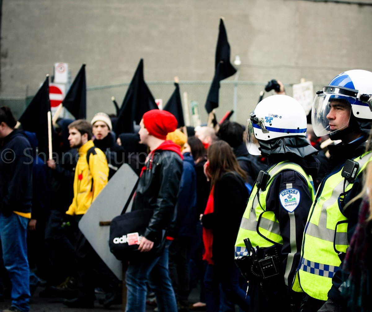 ‘Bloc Up’-To dress ‘in bloc’ is often mistaken for wearing all black. Bloc is a method of anonymous protest that involves mask wearing and other coverings; including helmets/goggles. Members will often meet in the vicinity of the set meet-up to ‘bloc up’ before joining the crowd