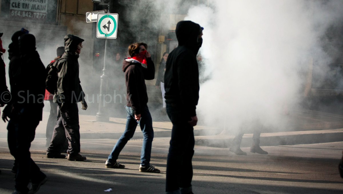 ‘Bloc Up’-To dress ‘in bloc’ is often mistaken for wearing all black. Bloc is a method of anonymous protest that involves mask wearing and other coverings; including helmets/goggles. Members will often meet in the vicinity of the set meet-up to ‘bloc up’ before joining the crowd