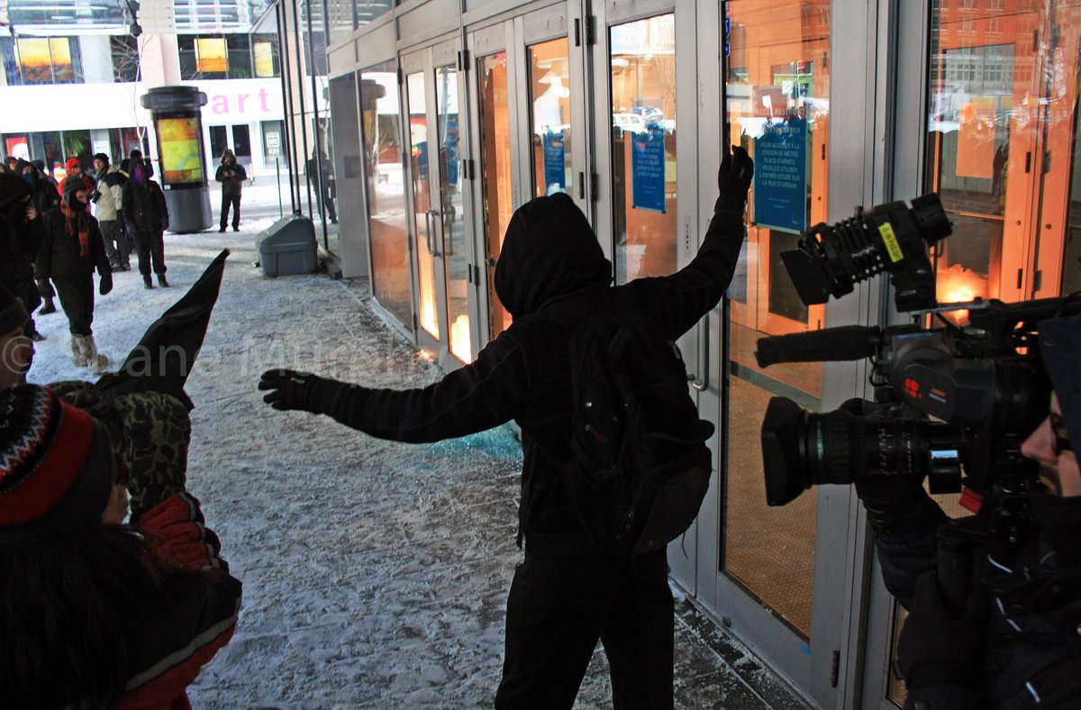 Disperse & Destroy-As the demonstration moves through a given area, it will pass ‘targets of opportunity’ for bloc members; such as Starbucks, banks, parked police vehicles, and other businesses. The members disassemble and begin destroying property and committing vandalism.4/?