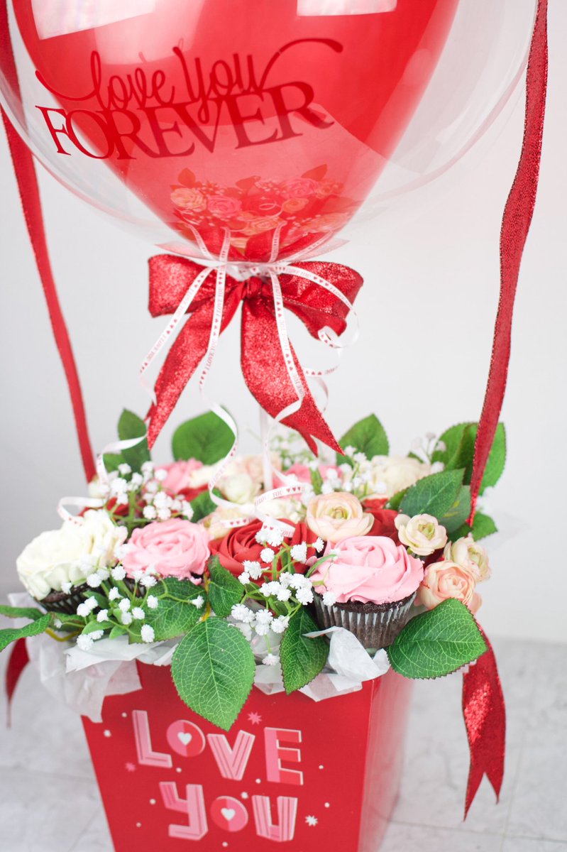 Love You Floral Basket💘 !
A perfect gift to give to a loved one or yourself! Included in it is: 

- 12 dozen cupcakes decorated to look like roses