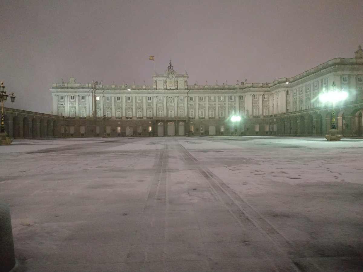 PodCastizo's tweet photo. La Plaza de la Armería ayer no tenía tanta nieve como hoy, pero su belleza incomparable transmitía una serenidad única con el manto de nieve.
❄️🌨️☃️
#Madrid #Nieve #NevadaMadrid #MadridNevado #NieveenMadrid #snow #SnowinSpain #Spain #Filomena #NieveEnEspaña #NevadaEnMadrid https://t.co/Ry33646lNG