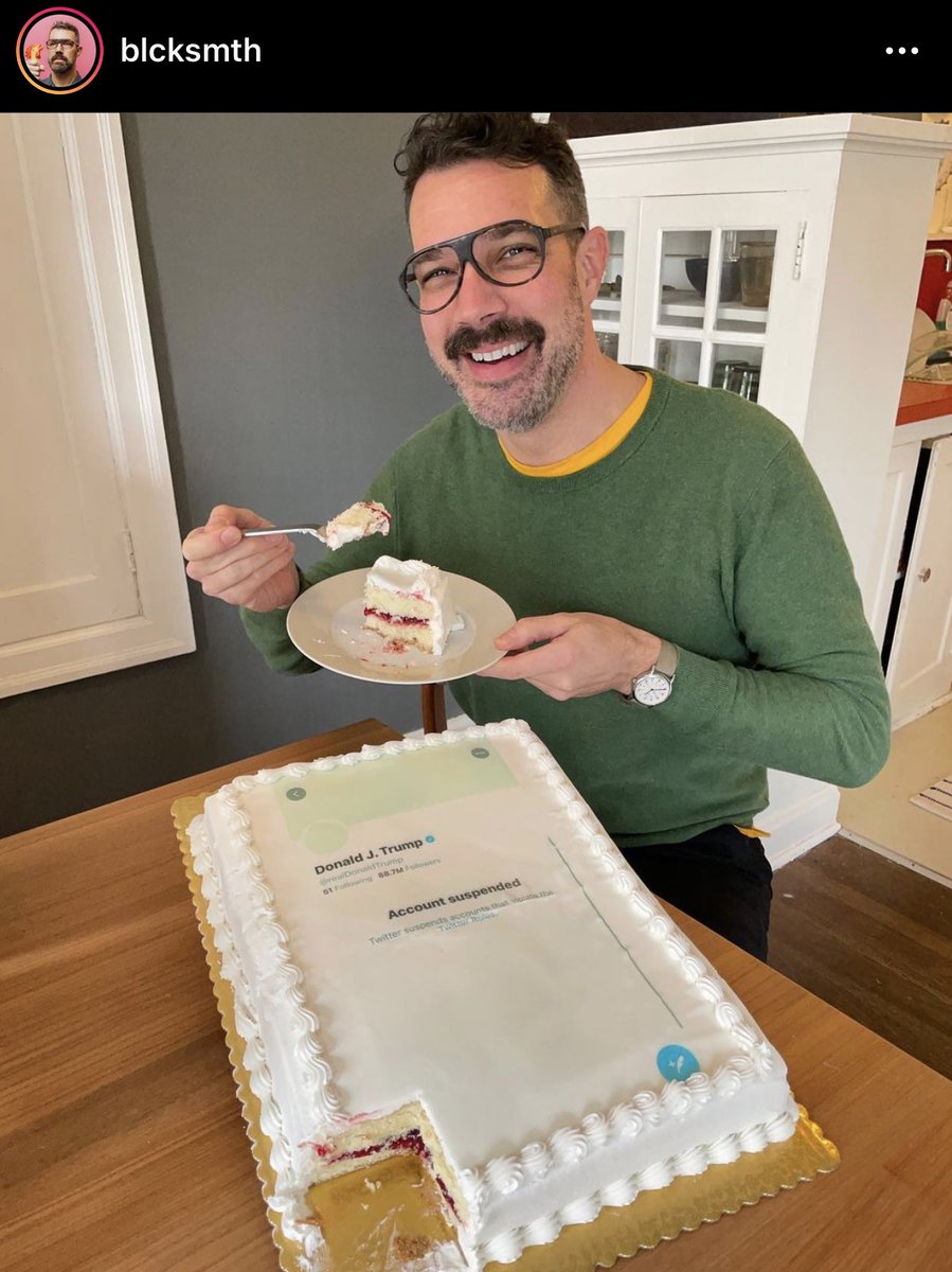 Please look at this cake. Lmaoooo 😭