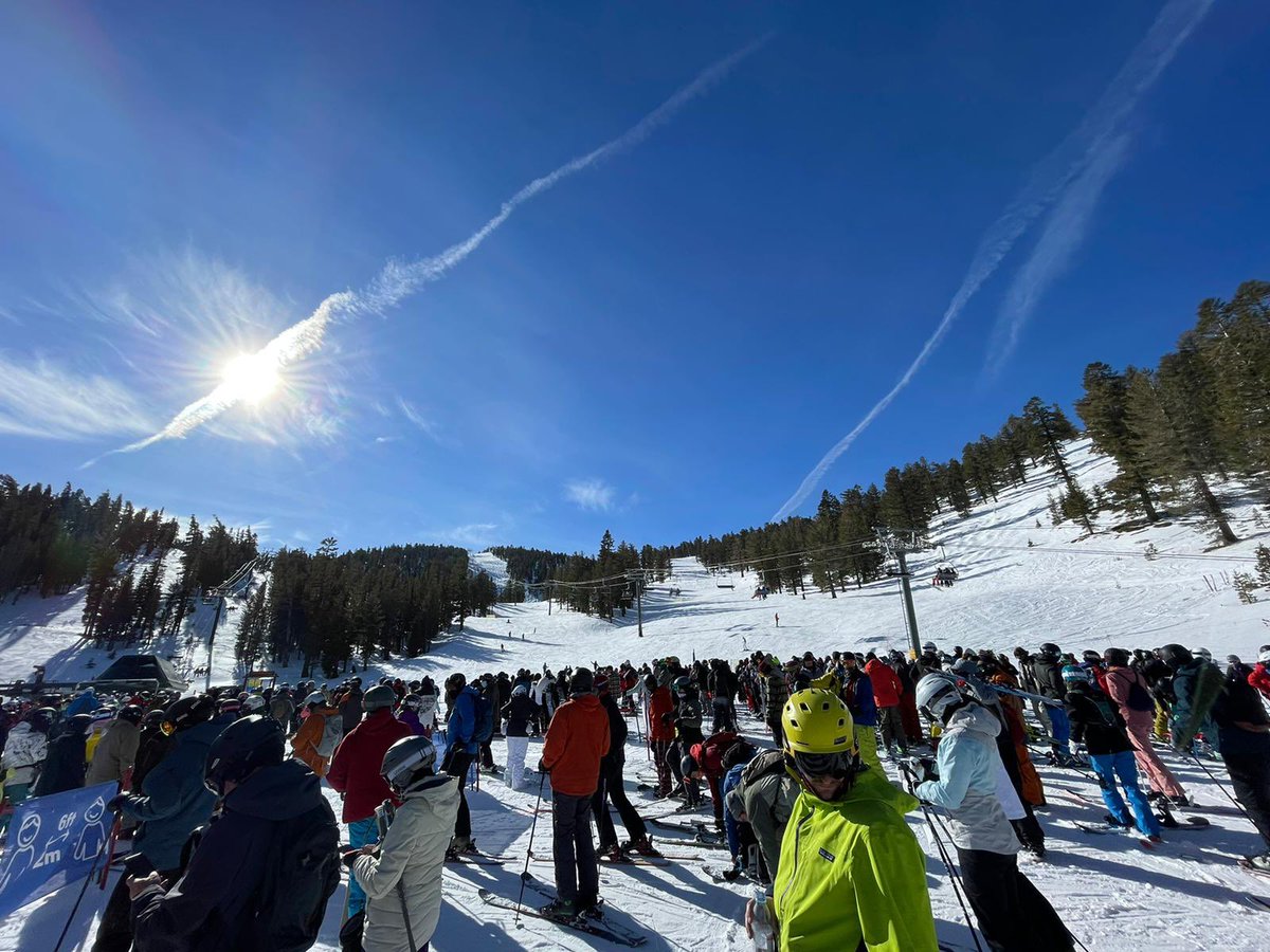 TheMildner's tweet photo. Absolutely crazy lines. 30 to 40 minutes at east peak... good thing we are “at capacity” :) https://t.co/3zJRmAi2Mi