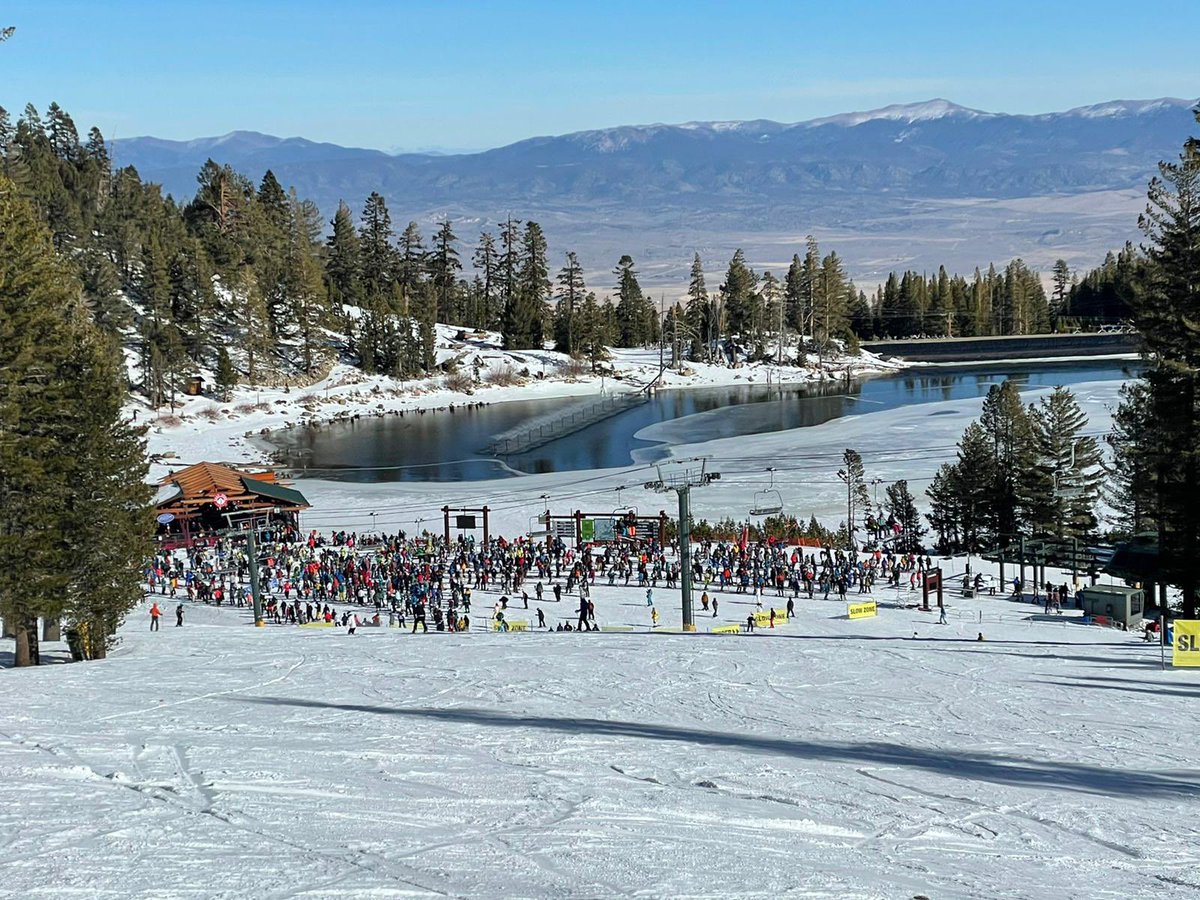 TheMildner's tweet photo. Absolutely crazy lines. 30 to 40 minutes at east peak... good thing we are “at capacity” :) https://t.co/3zJRmAi2Mi