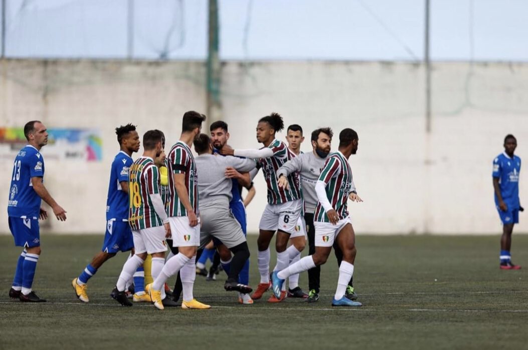 Pancadaria num jogo entre uma equipa de Rabo de Peixe e outra da Amadora para além de inevitável é icónico😂