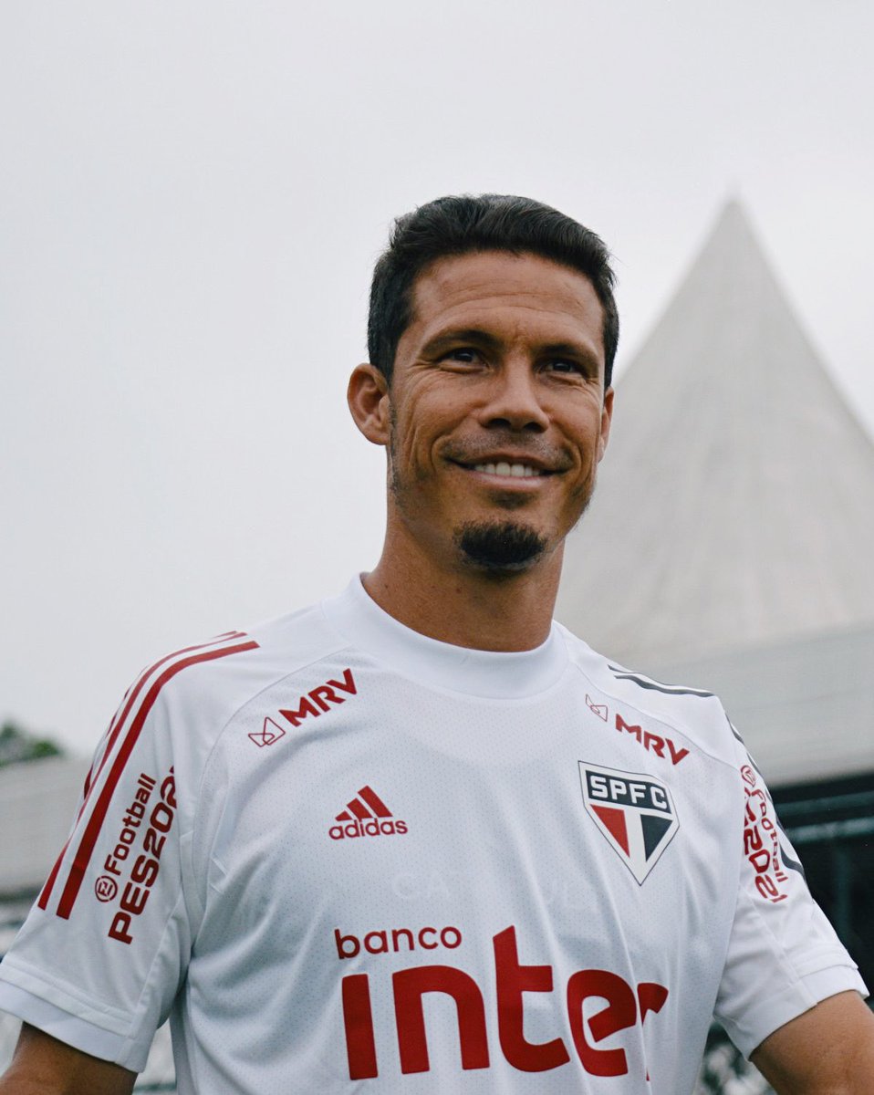 SaoPauloFC's tweet photo. 📸 O sábado do Profeta.

1️⃣💥 @DaniAlvesD2 
2️⃣🤔
3️⃣💥🇪🇸
4️⃣😁

@hernanes 

#VamosSãoPaulo 🇾🇪 https://t.co/F59nGQgWWK