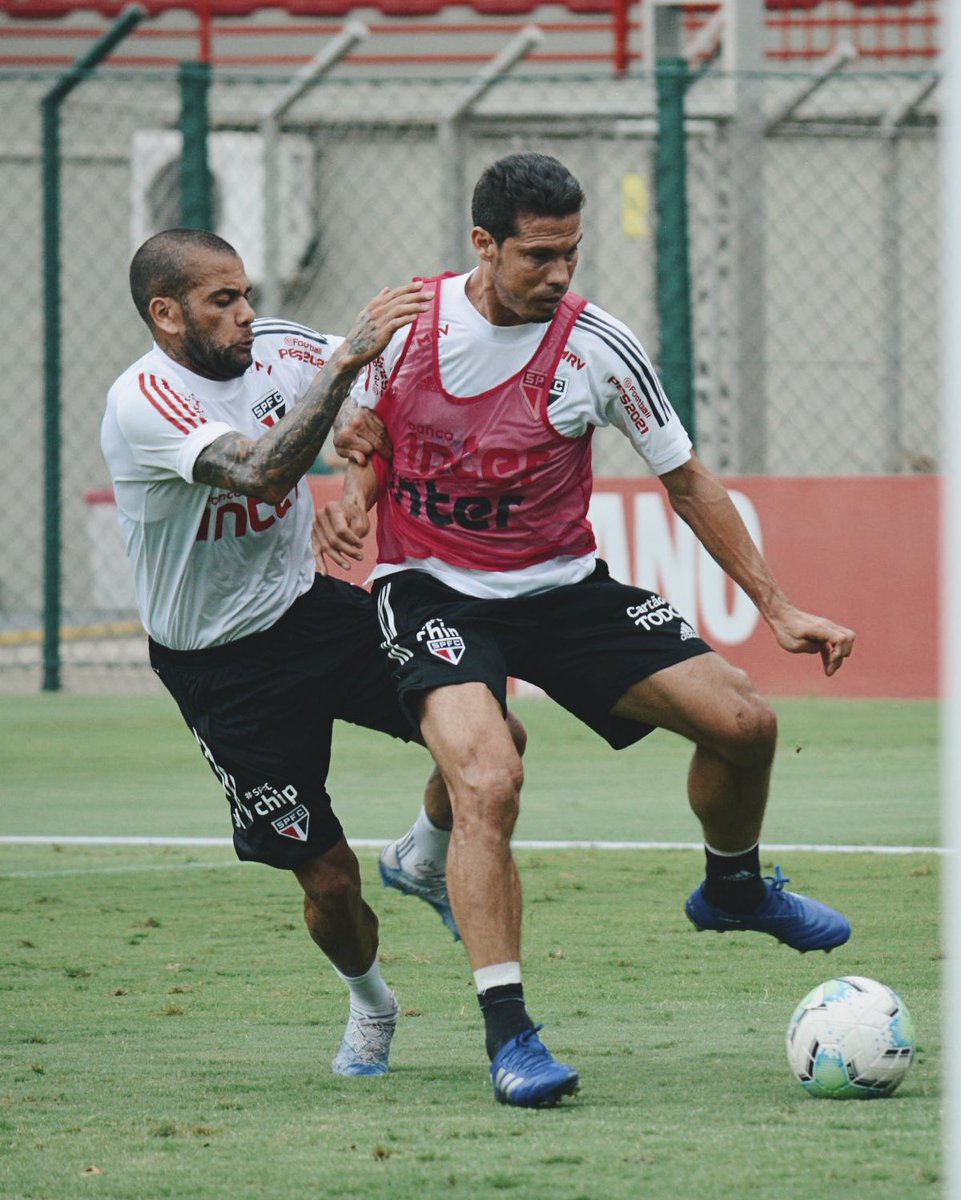 SaoPauloFC's tweet photo. 📸 O sábado do Profeta.

1️⃣💥 @DaniAlvesD2 
2️⃣🤔
3️⃣💥🇪🇸
4️⃣😁

@hernanes 

#VamosSãoPaulo 🇾🇪 https://t.co/F59nGQgWWK