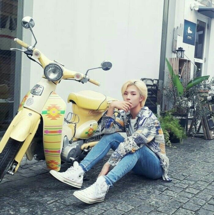 Eu gostaria de apresentar a você, Jo Mingyu.Nome artístico: Hwi.Tem 19 anos e faz parte de um grupo chamado Newkidd.  @jflo_newkidd o twitter oficial do grupo #hwi  #NewKiddAre7  #Newkidd  #jomingyu