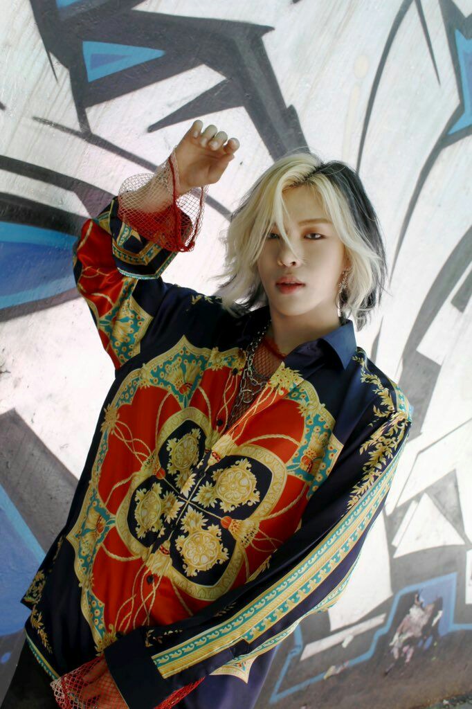 Eu gostaria de apresentar a você, Jo Mingyu.Nome artístico: Hwi.Tem 19 anos e faz parte de um grupo chamado Newkidd.  @jflo_newkidd o twitter oficial do grupo #hwi  #NewKiddAre7  #Newkidd  #jomingyu