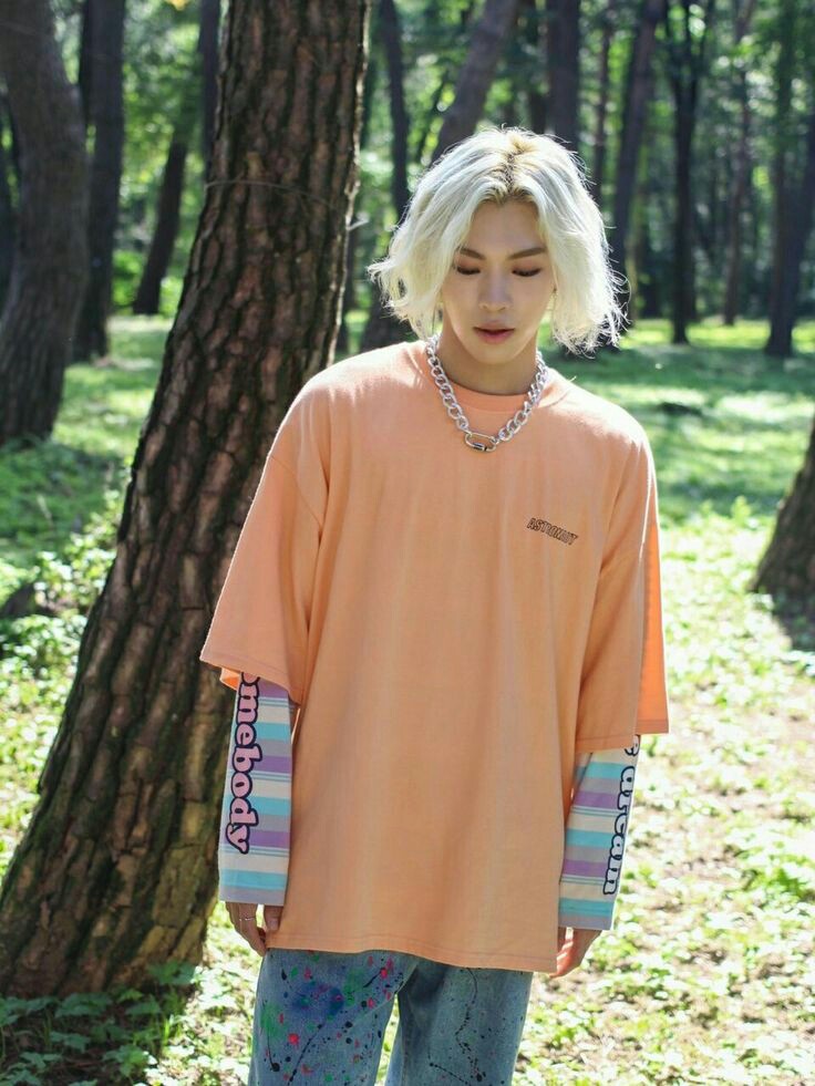 Eu gostaria de apresentar a você, Jo Mingyu.Nome artístico: Hwi.Tem 19 anos e faz parte de um grupo chamado Newkidd.  @jflo_newkidd o twitter oficial do grupo #hwi  #NewKiddAre7  #Newkidd  #jomingyu