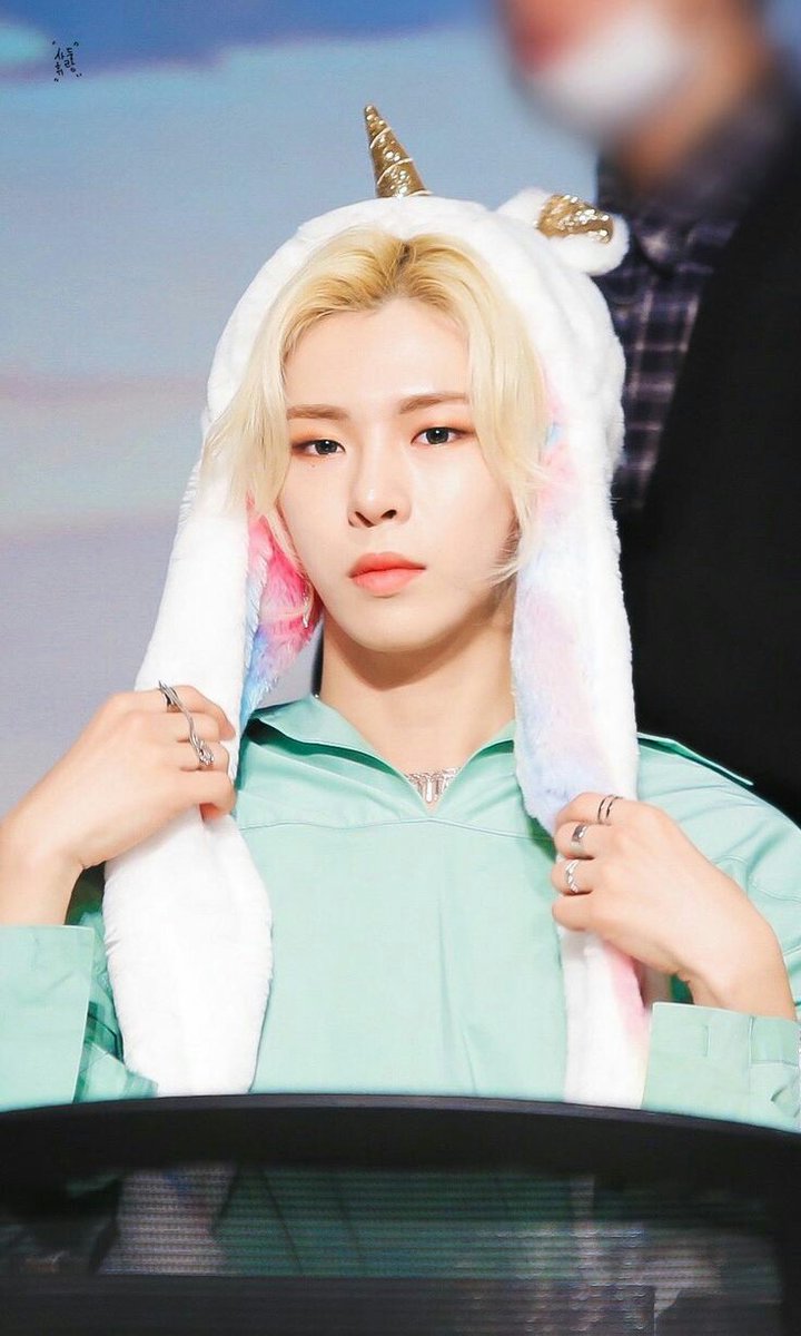 Eu gostaria de apresentar a você, Jo Mingyu.Nome artístico: Hwi.Tem 19 anos e faz parte de um grupo chamado Newkidd.  @jflo_newkidd o twitter oficial do grupo #hwi  #NewKiddAre7  #Newkidd  #jomingyu