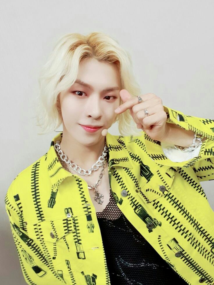 Eu gostaria de apresentar a você, Jo Mingyu.Nome artístico: Hwi.Tem 19 anos e faz parte de um grupo chamado Newkidd.  @jflo_newkidd o twitter oficial do grupo #hwi  #NewKiddAre7  #Newkidd  #jomingyu