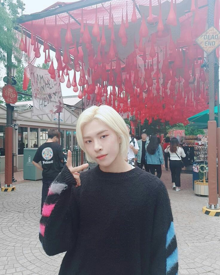 Eu gostaria de apresentar a você, Jo Mingyu.Nome artístico: Hwi.Tem 19 anos e faz parte de um grupo chamado Newkidd.  @jflo_newkidd o twitter oficial do grupo #hwi  #NewKiddAre7  #Newkidd  #jomingyu